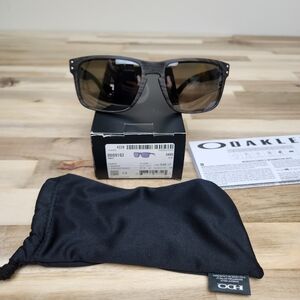 Oakley Men's Oo9102 Holbrook Polarized Square Sunglasses, Woodgrain/Prizm Black